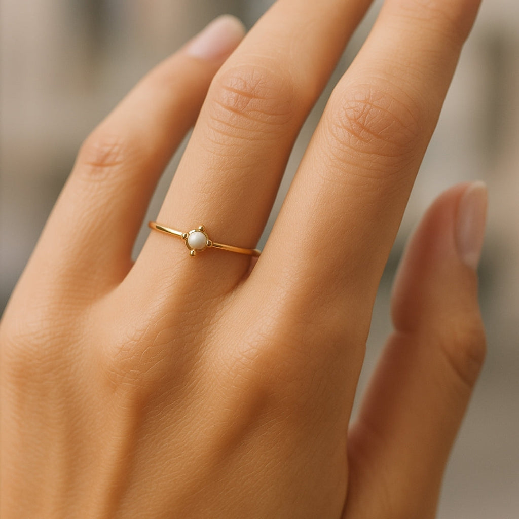 ANILLO VALENTINO COSTA FINO DORADO CON PIEDRA CENTRAL BLANCA