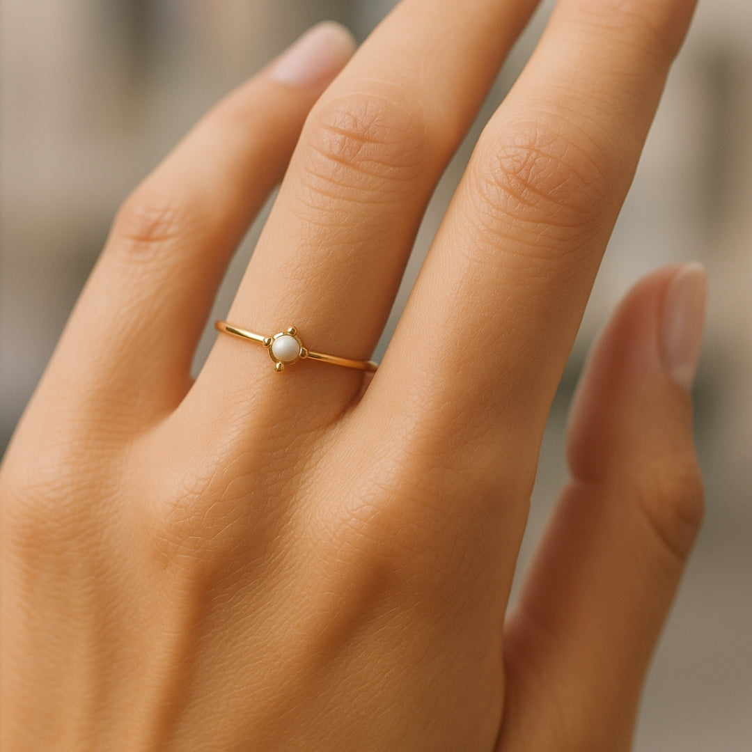 ANILLO VALENTINO COSTA FINO DORADO CON PIEDRA CENTRAL BLANCA