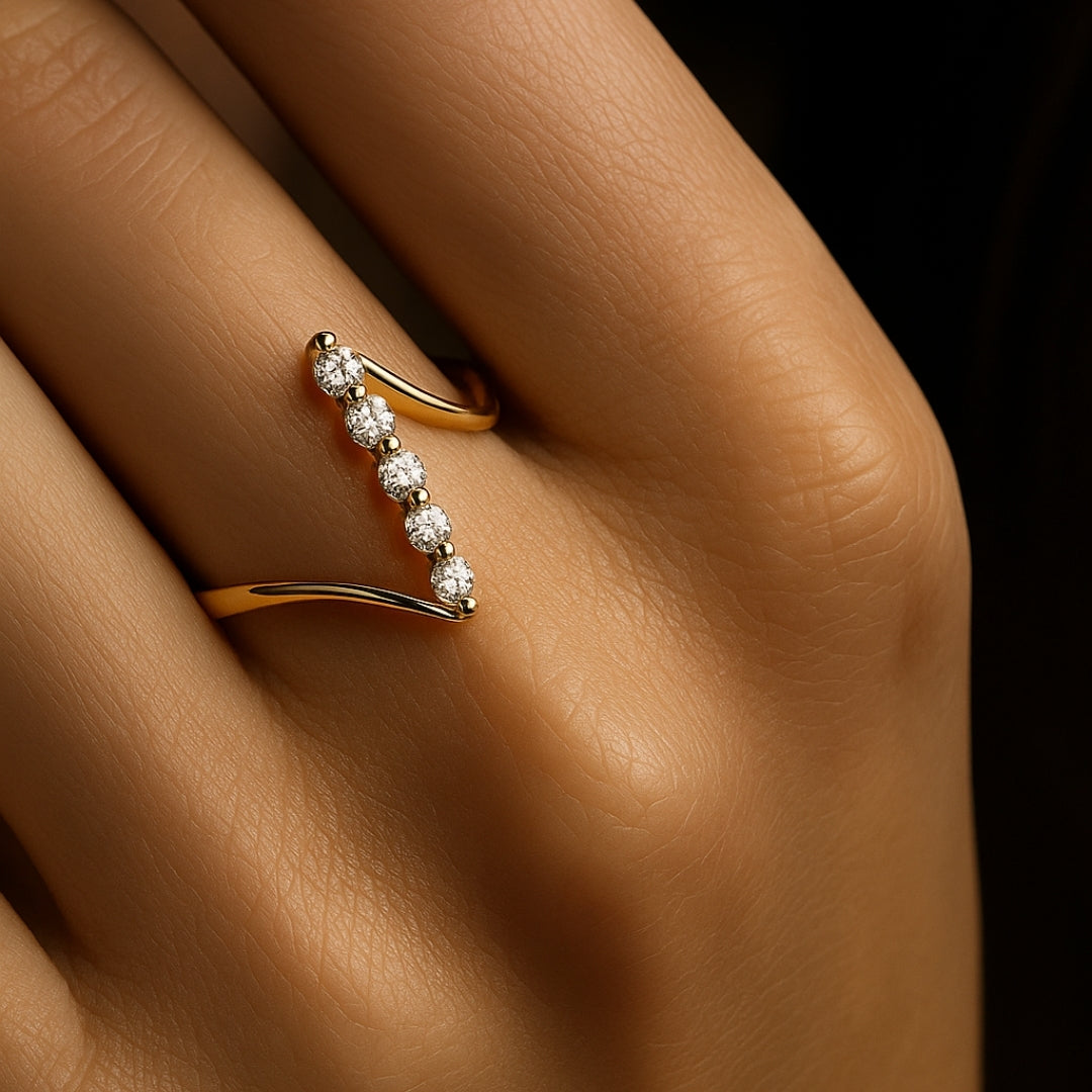 ANILLO VALENTINO COSTA DORADO CURVO CON CIRCONITAS