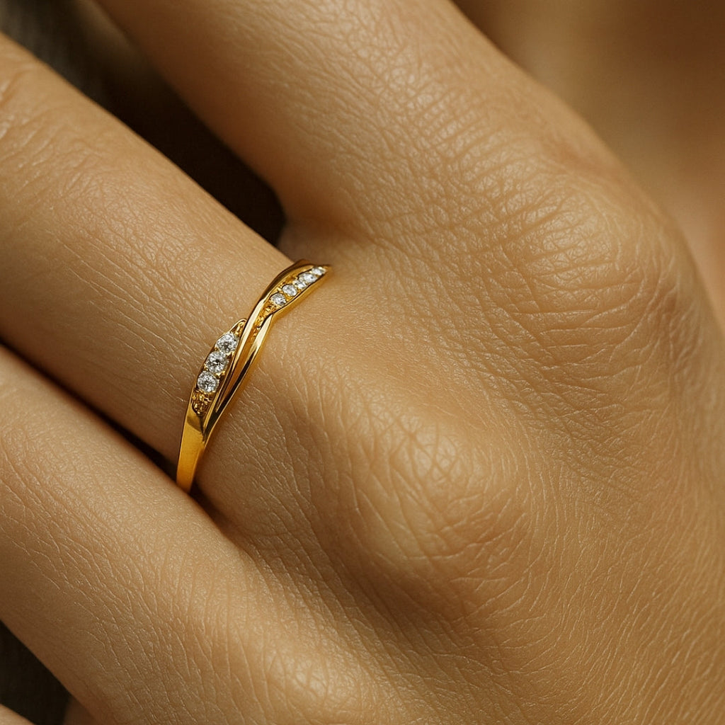 ANILLO VALENTINO COSTA DORADO FINO CON CIRCONITAS LATERALES