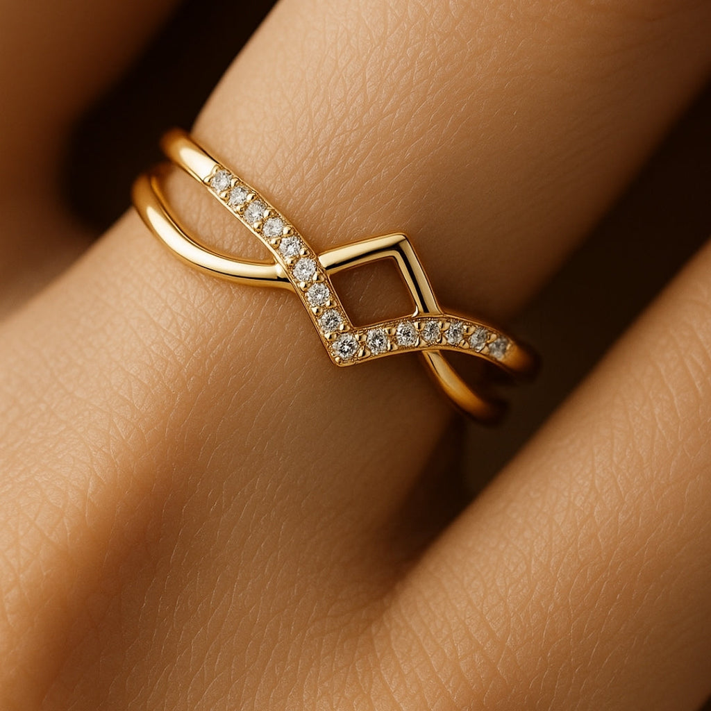 ANILLO VALENTINO COSTA DORADO GEOMÉTRICO CON CIRCONITAS