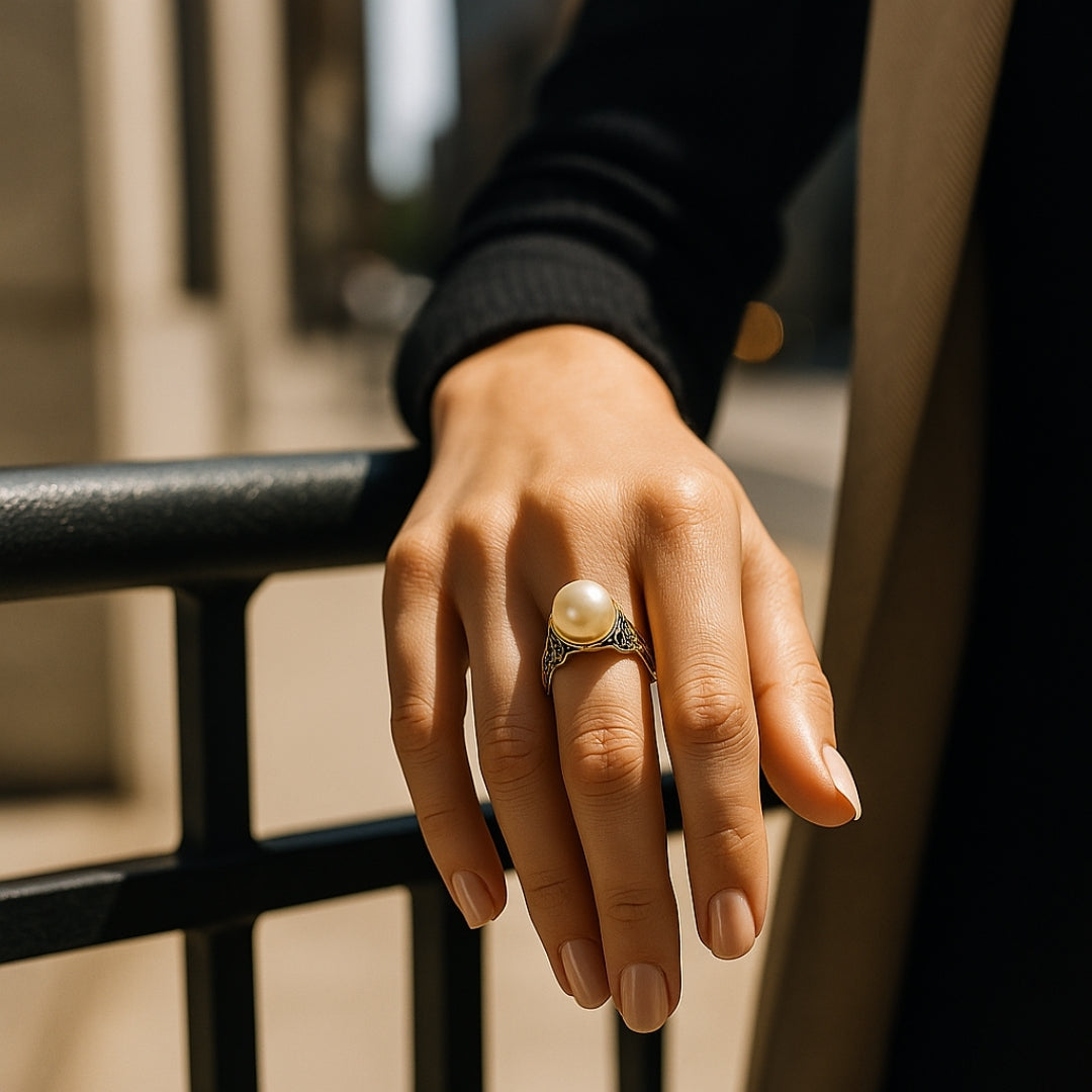 ANILLO VALENTINO COSTA PERLA CENTRAL CON GRABADOS ORNAMENTALES
