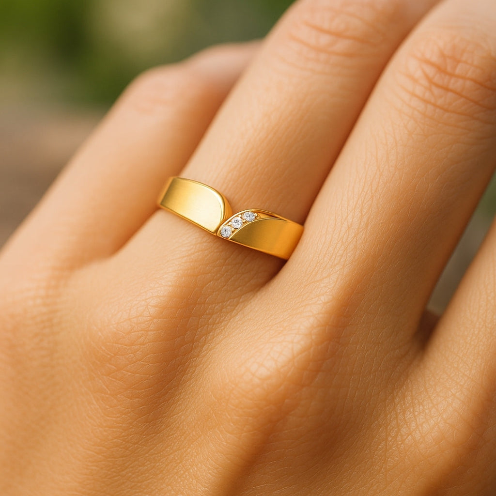 ANILLO VALENTINO COSTA DORADO LISO CON DETALLE DE CIRCONITA