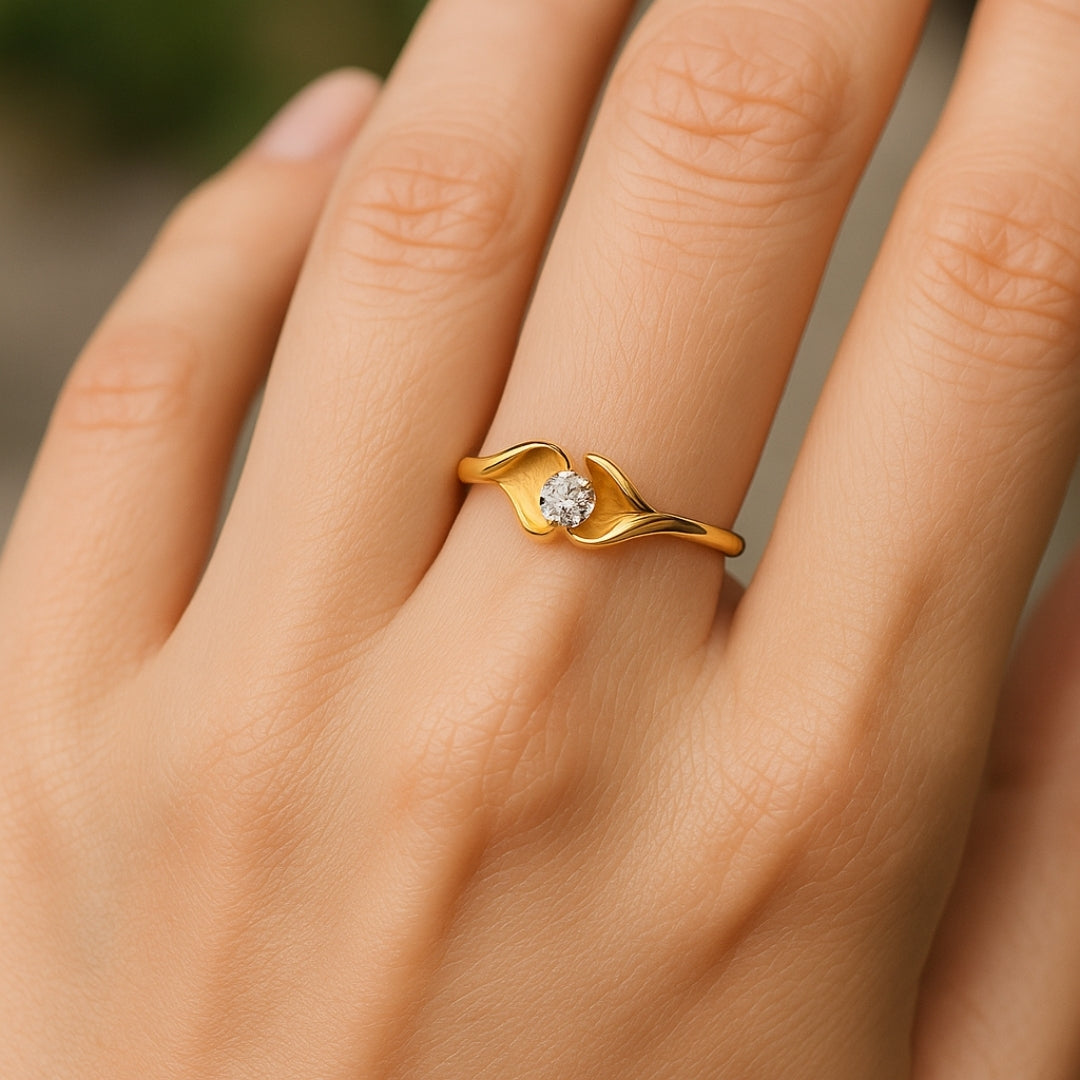 ANILLO VALENTINO COSTA DORADO ONDAS CON CIRCONITA CENTRAL