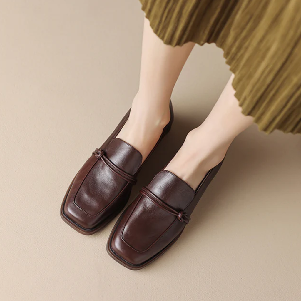 MOCASINES CLÁSICOS DE PIEL CON TACÓN BAJO