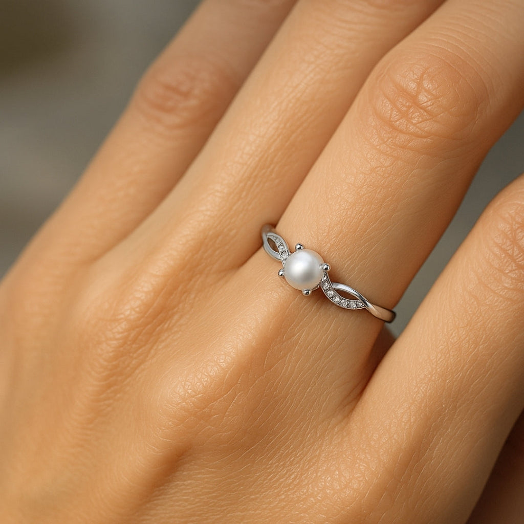 ANILLO VALENTINO COSTA PERLA CENTRAL CON HOJAS Y CIRCONITAS