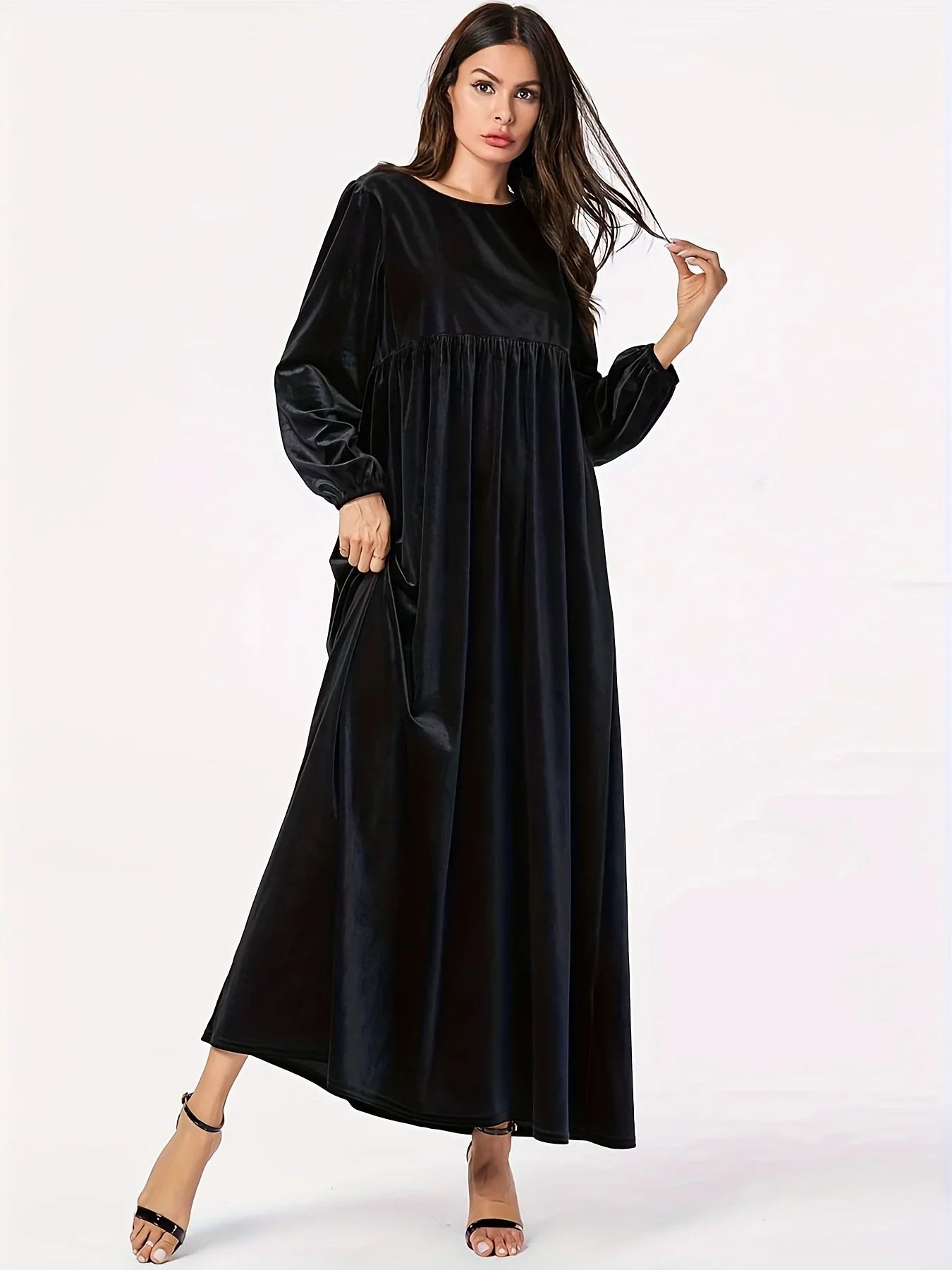 Isabel | Vestido Negro de terciopelo con cuello redondo, mangas farol y bajo amplio